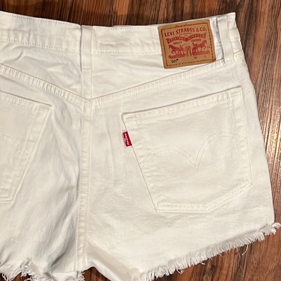 NWOT Levi’s 501 Distressed Shorts - Picture 7 of 12